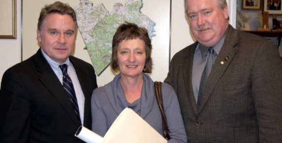 Smith-finucane-pender Congressman Chris Smith (Robbinsville, NJ) recently met with N.J. President of the Ancient Order of Hibernians and AOH National Board Member, Sean Pender of Hamilton, N.J., right, and Northern Ireland widow Geraldine Finucane, whose husband, human rights attorney Patrick Finucane, was murdered in 1989. Mrs. Finucane led a group of witnesses who testified March 21 before a congressional hearing chaired by Smith on human rights and the quest for justice in Northern Ireland. The resolution of her husband’s murder and other unresolved issues were discussed at the hearing.